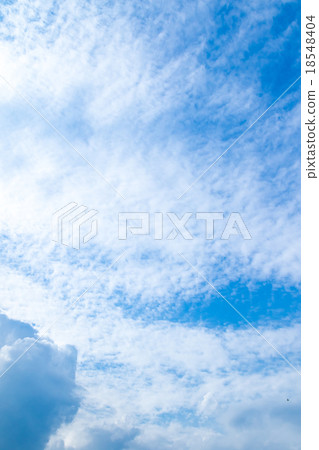 Autumn sky White cloud and blue sky Background material Copy space Character space Muscle cloud Cumulus cloud cloud Cirrus cloud cloud 18548404