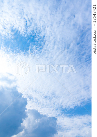 秋天天空白色雲彩和藍天背景材料複製空間字符空間肌肉雲彩積云云彩卷云云彩 18548421