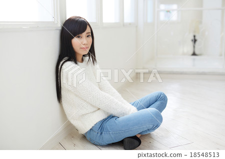 A black hair young lady 18548513