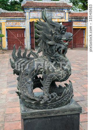 越南中部的老首都“順化”度假區從峴港西北方向行駛兩個半小時後,最後一個王朝抵達順化 越南中部的老首都“順化”度假區從峴港西北方向行駛兩個半小時後,最後一個王朝抵達順化 18548683
