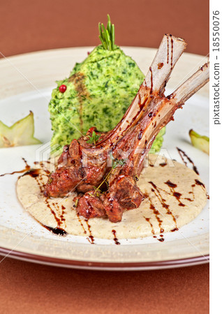 ribs calf with potato puree  18550076