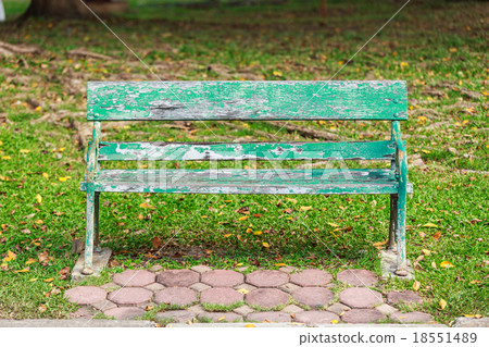 old chair in the park 18551489