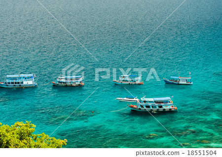Fishing boat docking at Nang Yuan island Fishing boat docking at Nang Yuan island 18551504