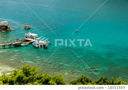 Motorboat dock and transfer tourist at Nang Yuan Motorboat dock and transfer tourist at Nang Yuan 18551505