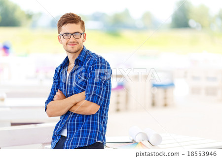 Pleasant freelancer leaning on the table Pleasant freelancer leaning on the table 18553946