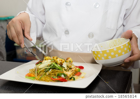 stir-fried noodles 18565814
