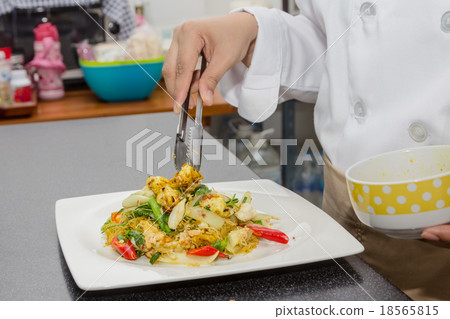 stir-fried noodles stir-fried noodles 18565815