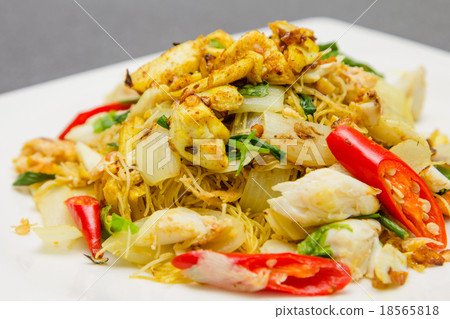 stir-fried noodles 18565818