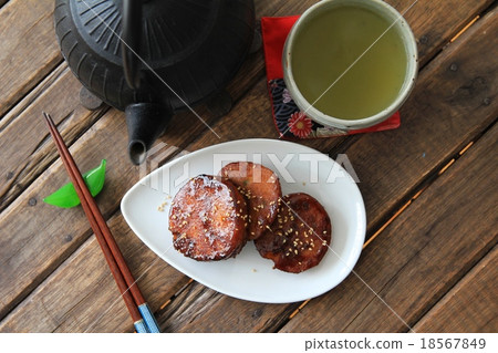 手工南瓜餃子配糖和醬油、鐵壺和綠茶 手工南瓜餃子配糖和醬油、鐵壺和綠茶 18567849