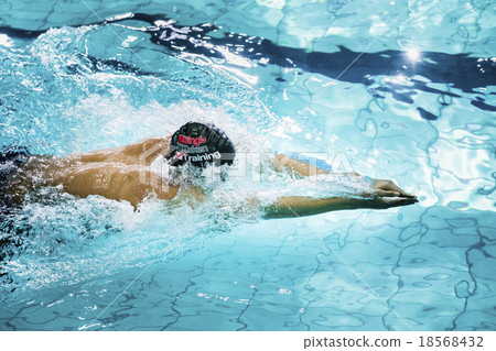 young swimmer breaststroke 18568432