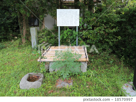 Shikoku Buddhist No. 86 Buddhist temple "Shitakuji" There is a "well of Tsuji" beside a dirty garden 18570997