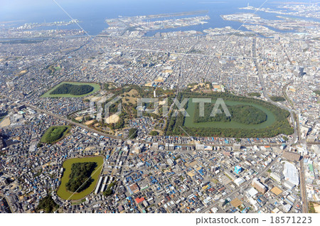 Emperor Nintoku and other tombs in the aerial photograph 18571223