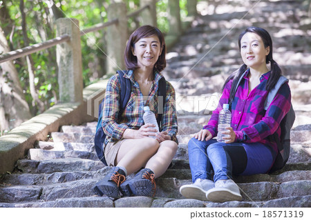 Middle women climbing mountains 18571319