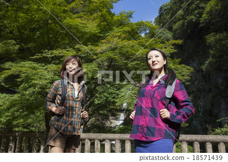爬山的中間婦女 爬山的中間婦女 18571439