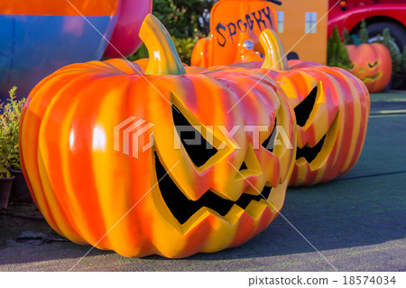 Halloween, pumpkins and Halloween scenery 18574034