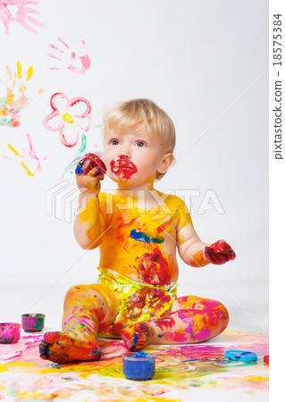 Little girl painting in studio 18575384