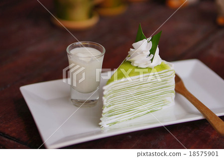 Pandan crepe cake 18575901