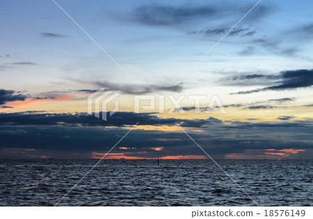 Dramatic sunset sky on the sea 18576149
