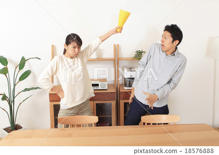 一對年輕夫婦 18576888