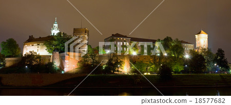 Wawel Castle on night in Cracow, Poland. Wawel Castle on night in Cracow, Poland. 18577682