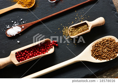 Spices in wooden utensils 18578016
