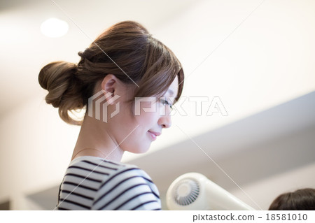 beautician, beauty artist, coiffeur 18581010