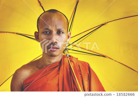 圖庫照片: buddhist monk holding umbrella ceremony concept