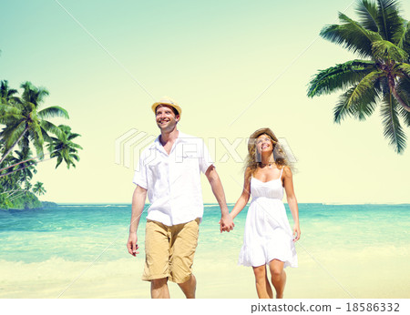 Honeymoon Couple Summer Beach Dating Concept Honeymoon Couple Summer Beach Dating Concept 18586332