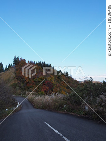 Uonuma地平線在秋天 18586488