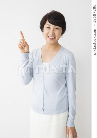 Senior women portrait 18587296