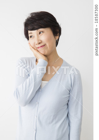 Senior women portrait 18587300