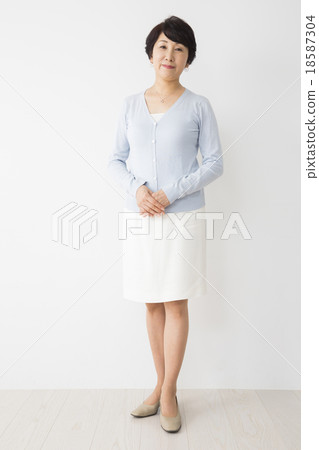 Senior women portrait 18587304