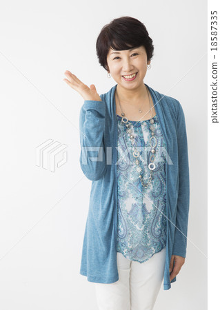 Senior women portrait 18587335