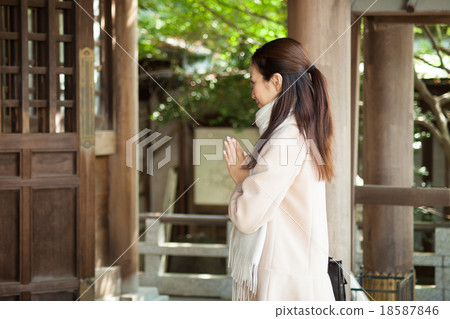 女性新年假期 18587846