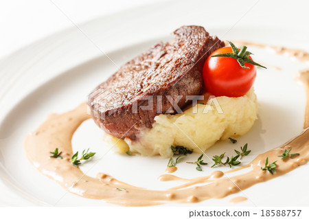 steak with mashed potatoes 18588757