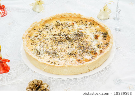 quiches with cheese 18589598
