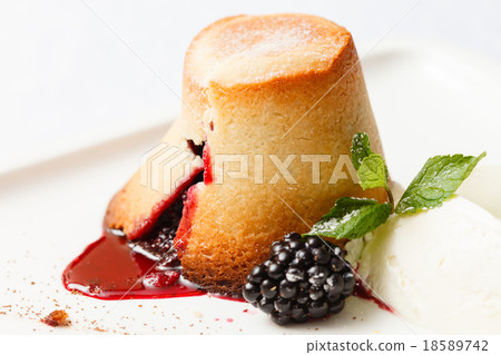 cake with blackberries 18589742