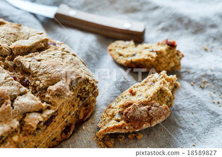 homemade wholegrain bread 18589827