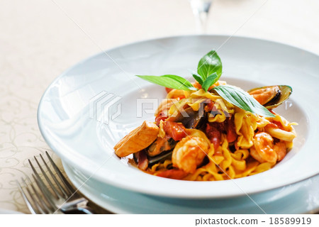 seafood pasta 18589919