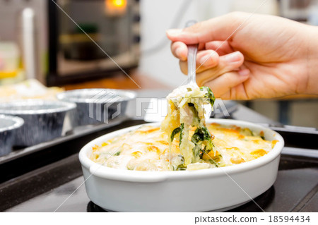 spinach with cheese 18594434