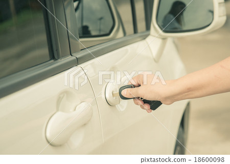 Asian woman opening a car 18600098
