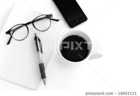 Coffee with blank paper note and cellphone 18603151