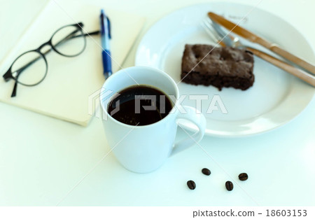 Coffee with blank paper note and chocolate brownie 18603153