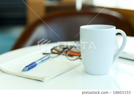 Coffee with blank paper note and glasses 18603155