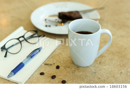 Coffee with blank paper note and cake 18603156