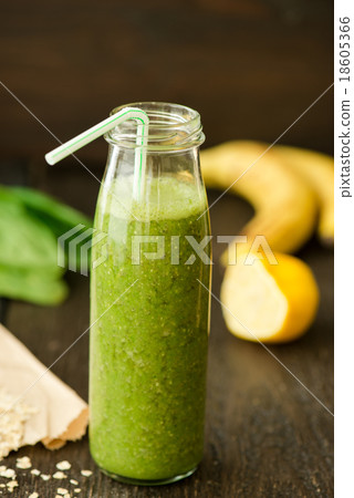 detox green smoothie with spinach and outmeal 18605366