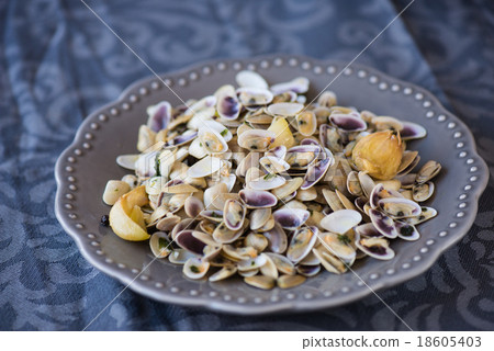 Stir fried clams with roasted paste,garlic,  18605403