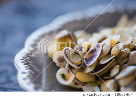Stir fried clams with roasted paste,garlic, 18605404