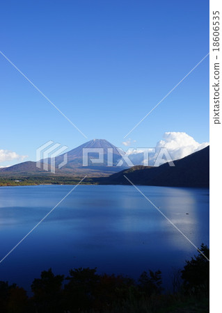 November Fuji 1054 Lake Motosu of autumn leaves November Fuji 1054 Lake Motosu of autumn leaves 18606535