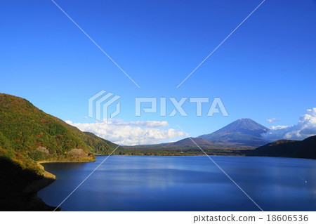 November Fuji 1055 Lake Motosu of autumn leaves November Fuji 1055 Lake Motosu of autumn leaves 18606536